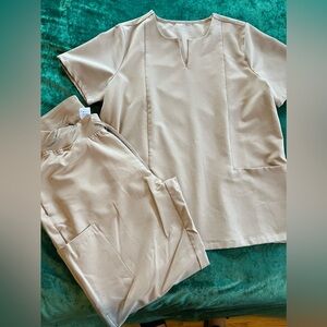 Mandala scrubs Size Medium set - macchiato. Only worn twice